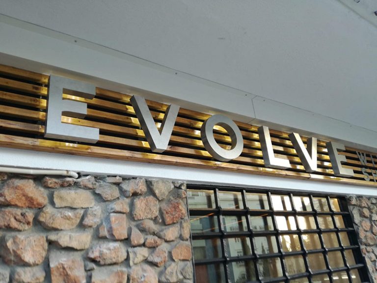  - Luminosos – Evolve Wine Shop