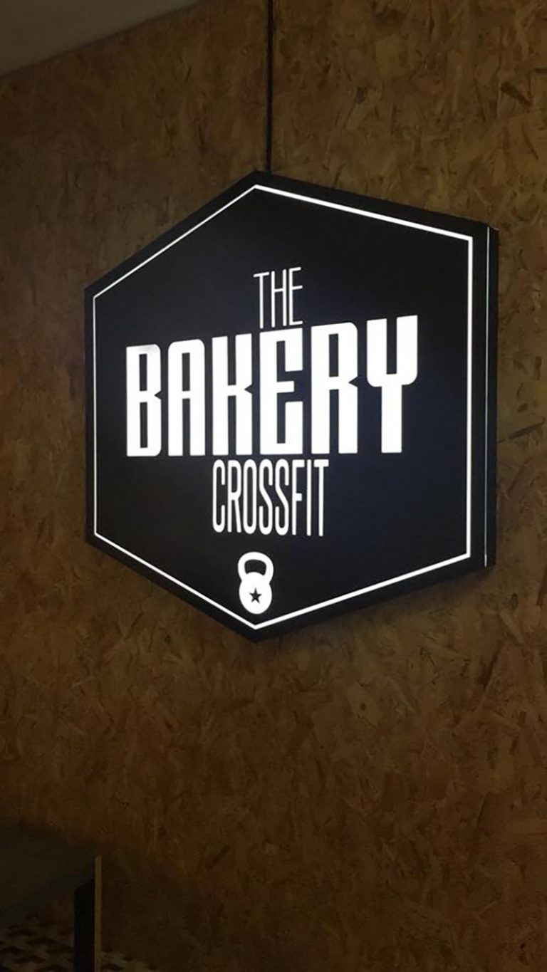  - Luminosos – The Bakery Crossfit